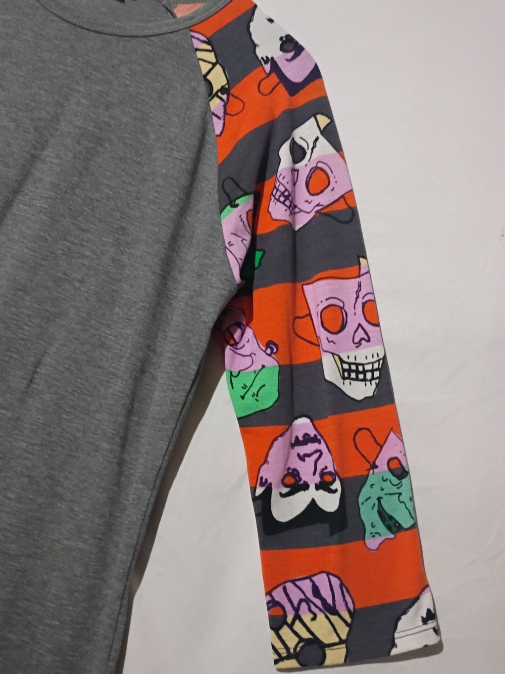 LuLaRoe Gray With Halloween Print Sleeves.. Simply Comfortable Small - Picture 3 of 6